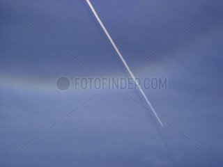 22 Â° halo cut by a vapor trail and its shadow France