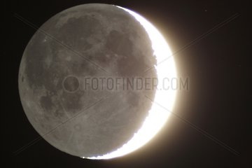Earthshine a crescent moon