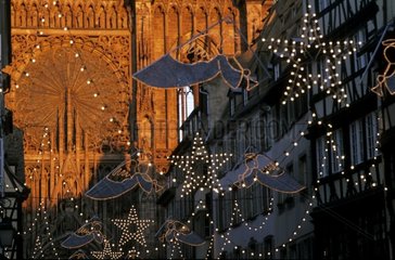 Fassade der Strasburg -Kathedrale und Weihnachtsdekorationen