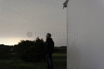 Venus projecting the shadow of a man on a white wall