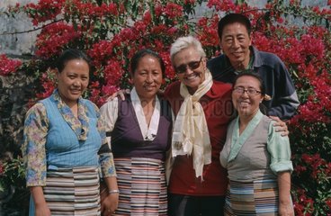 Frau umgeben von tibetischen Lehrern im Flüchtlingslager