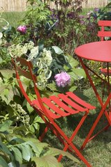 Coin repos table et chaise rouge
