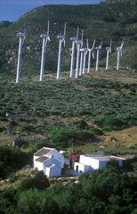 Windmühlen und Häuser mit Sonnenkollektoren Spanien