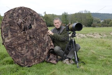 Installing lookout for shooting animal pictures France