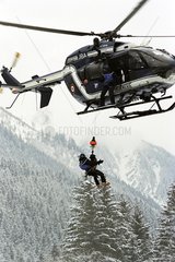 Intervention with dog from a helicopter on avalanche