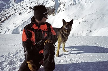 Dog and dog handler to intervene in the mountains in winter