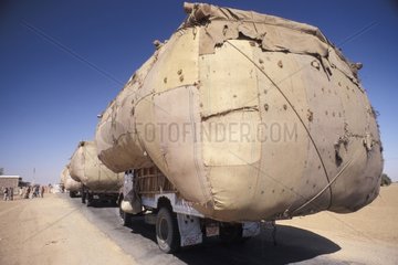 Konvoi von überlasteten Lastwagen in der Thar India -Wüste