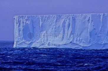 Tabellärer Eisberg in Antarktis