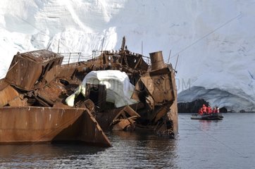 Visit the wreck of a whaling ship stranded Antarctique
