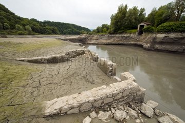 Ruin Essertoux hamlet engulfed by the development of the Rhône