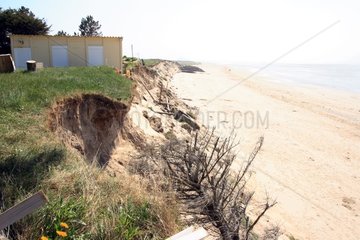 Bungalow threatened by landslide dunes Channel