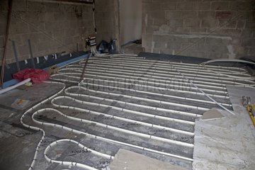 Installing underfloor heating pipes in new building UK