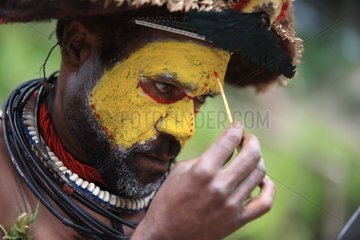Portrait of a Huli man making up Papua New-Guinea
