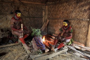 Huli men making up and flute Papua New-Guinea