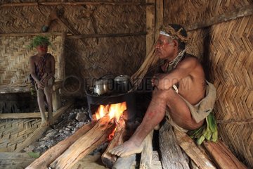 Huli men and boy around the fire Papua New-Guinea