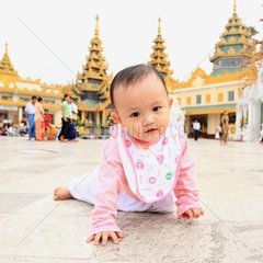 Baby crawling in the walls of the Shwedagon Pagoda