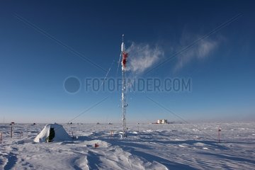 Defrosting a weather tower after the Antarctic polar night