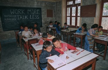 Kinder in einer Schule in einem Flüchtlingslager in Nepal