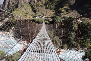 Suspension bridge in wood and steel wiring Karte Nepal