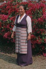 Tibetischer Lehrer im traditionellen Kleid im Flüchtlingslager