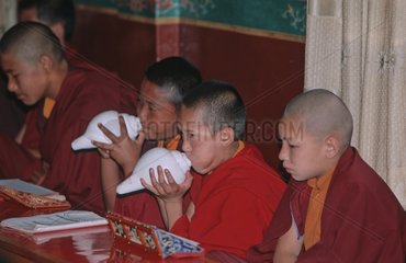 Tibeter junge Mönche in einem Kloster