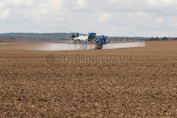 Spraying of herbicides with a motor France