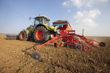 Sowing seed drill combined with a scroll France
