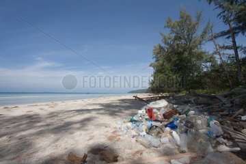 Rubbish on the beach of Ao Mola PN Tarutao in Thailand