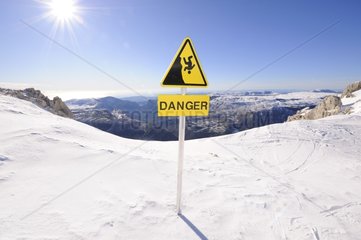 Sign indicating a dangerous access on a ski slope France
