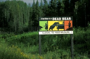 Panel indicating not to nourish the wild bears Canada