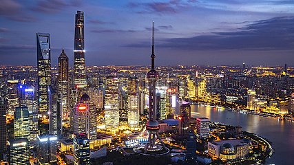 'Xinhua Schlagzeilen: N?chtliche Wirtschaft belebt ''schlaflos'' chinesische St?dte (IMPORT EXPO) CHINA-SHANGHAI-CIIE-STADTLANDSCHAFT (CN)'