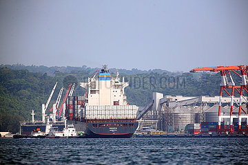 PHILIPPINEN-CANADIAN WASTE-CARGO SHIP-Wegziehen