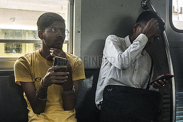 INDIEN-KOLKATA-MOBILE PHONE-SOCIAL MEDIA-FAKE NEWS
