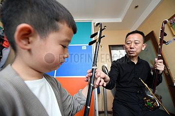 CHINA-GANSU musikalische INSTRUMENTS-ERHU (CN) CHINA-GANSU musikalische INSTRUMENTS-ERHU (CN) CHINA-GANSU musikalischer INSTRUMENTS-ERHU (CN) CHINA-GANSU musikalische INSTRUMENTS-ERHU (CN)