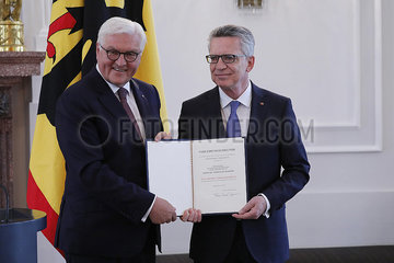 Verleihung des Verdienstordens der Bundesrepublik Deutschland an den ehem. Bundesinnenminister  Schloss Bellevue 360-berlin