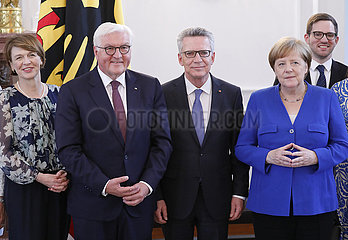 Verleihung des Verdienstordens der Bundesrepublik Deutschland an den ehem. Bundesinnenminister  Schloss Bellevue 360-berlin