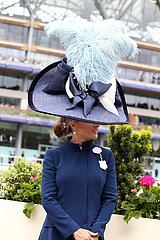 Royal Ascot  Grossbritannien  elegant gekleidete Frau mit Hut auf der Galopprennbahn Royal Ascot