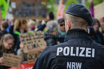 Polizist im Einsatz  Fridays for Future Demonstration  Essen  Ruhrgebiet  Nordrhein-Westfalen  Deutschland