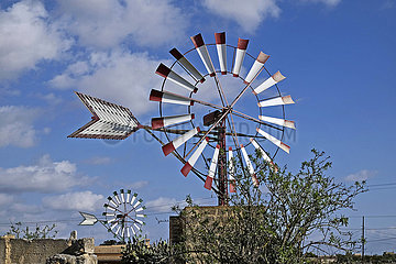 Spanien  Mallorca - Windmuehle auf einem Ackerland nahe der Ortschaft Campos