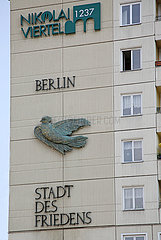 Berlin  Deutschland  Fassade eines Wohnhauses im Nikolaiviertel mit der Innschrift Berlin Stadt des Friedens