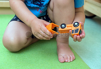 Ein spielendes Kind mit Spielzeug