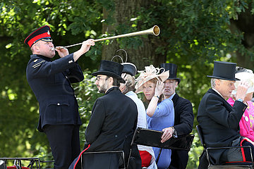 Royal Ascot  Grossbritannien  Frau haelt sich neben einem Fanfarenblaeser die Ohren zu