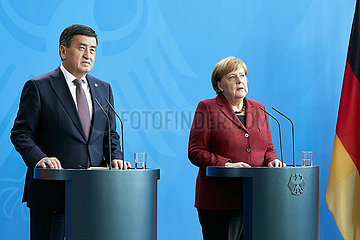 Berlin  Deutschland - Bundeskanzlerin Angela Merkel und Sooronbaj Jeenbekov. Praesident der Kirgisischen Republik.