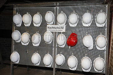 Zeche Zollverein  Bergmannshelme auf dem Denkmalpfad  Essen  Ruhrgebiet  Nordrhein-Westfalen  Deutschland