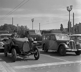 Berlin  DDR  Autos auf der Stalinallee