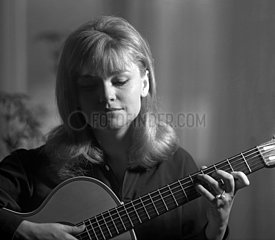 Berlin  DDR  Schauspielern Eva-Maria Hagen spielt Gitarre