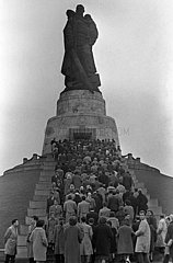 Berlin  DDR  Menschen gedenken dem Tag der Befreiung am Sowjetischen Ehrenmal im Treptower Park
