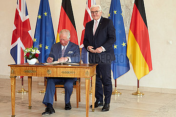 Berlin  Deutschland - Prinz von Wales traegt sich in das Gaestebuch ein. Zeremonie mit dem Bundespraesidenten in der Empfangshalle von Schloss Bellevue.