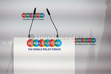 Berlin  Deutschland - Logo von Global Solutions Summit an einem Rednerpult.