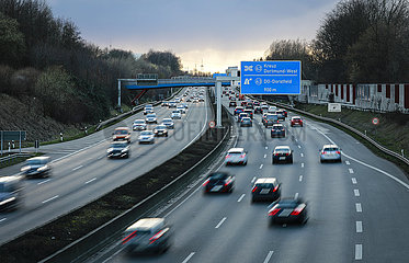 Feierabendverkehr auf dem Ruhrschnellweg Autobahn A40  Dortmund  Ruhrgebiet  Nordrhein-Westfalen  Deutschland